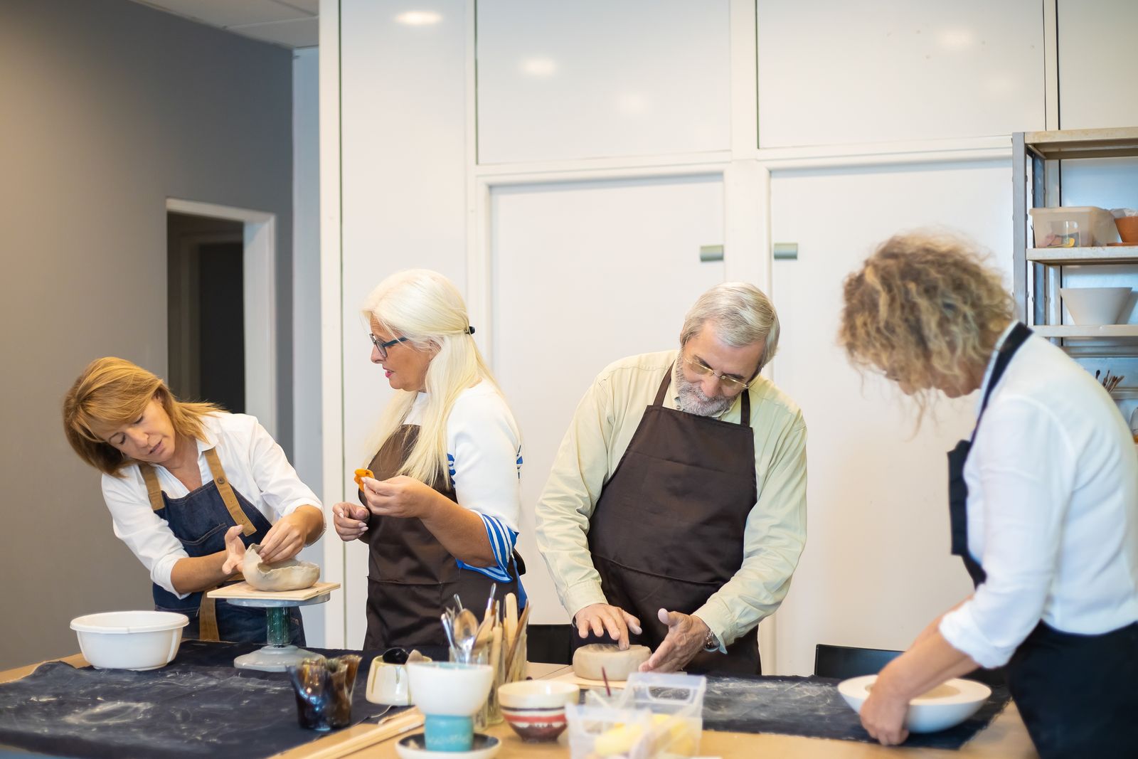 Adultes participant à un atelier régulier pour se faire des amis à l'âge adulte