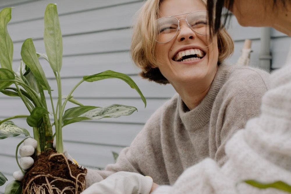Deux amies jardinant ensemble pour garder une vie en dehors du couple