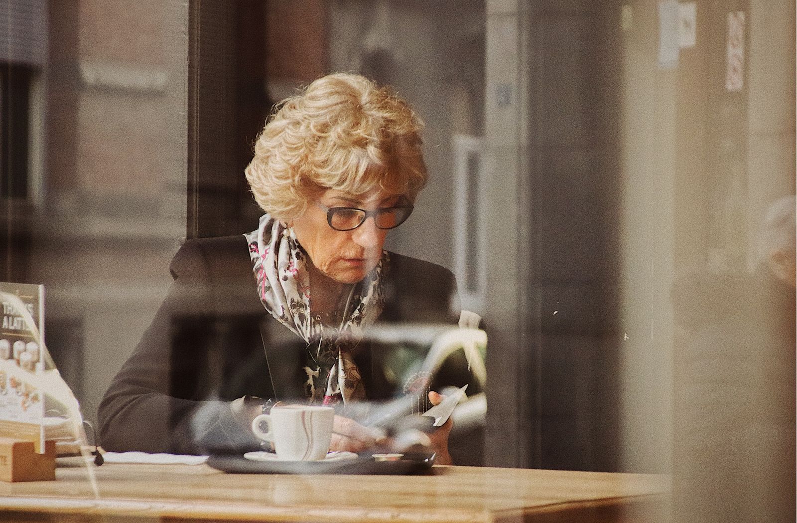 Femme seule dans un café illustrant l’autonomie affective