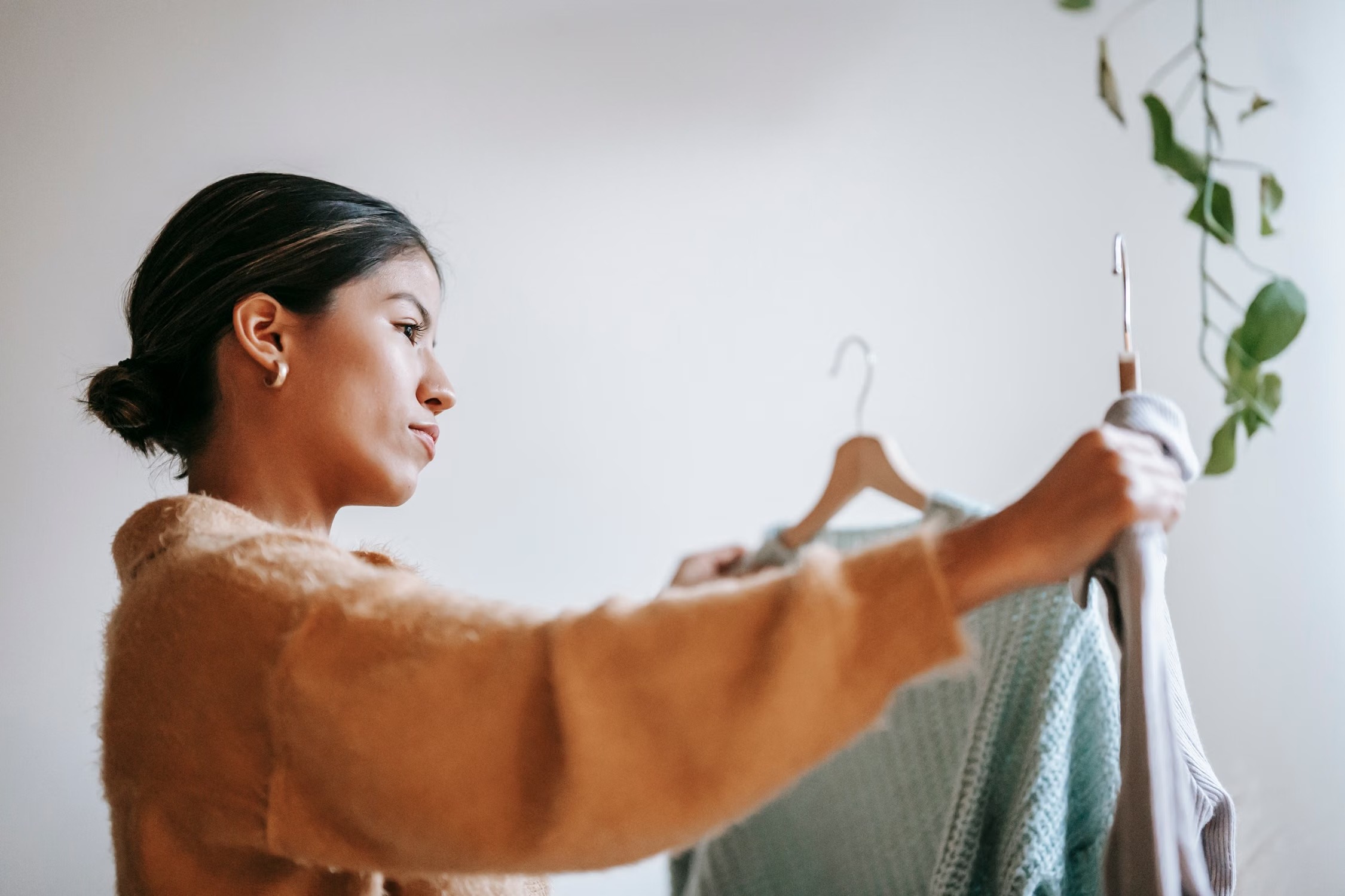 Estime de soi, femme apprenant à faire un choix qui lui ressemble