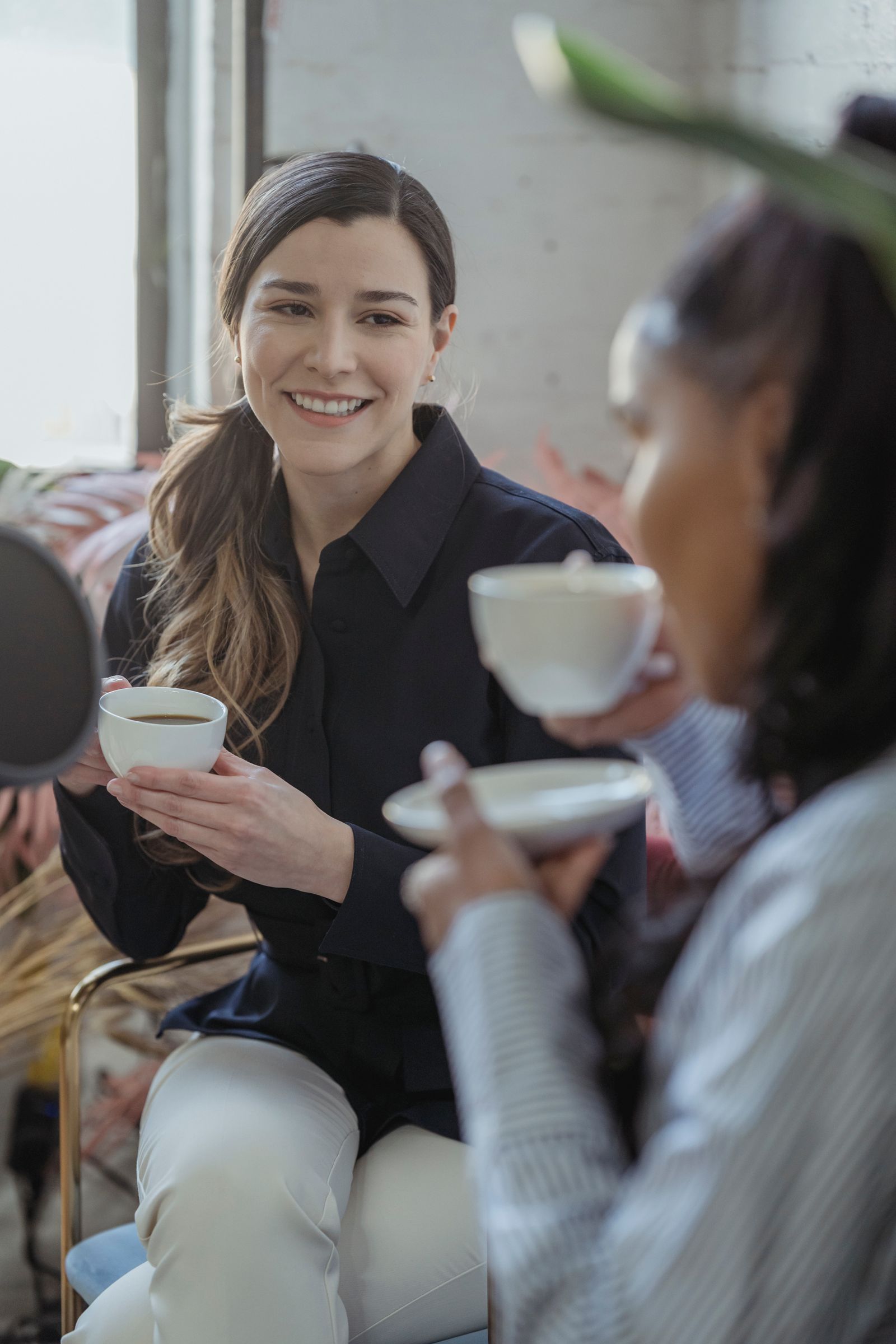 Deux amies discutant autour d'un café