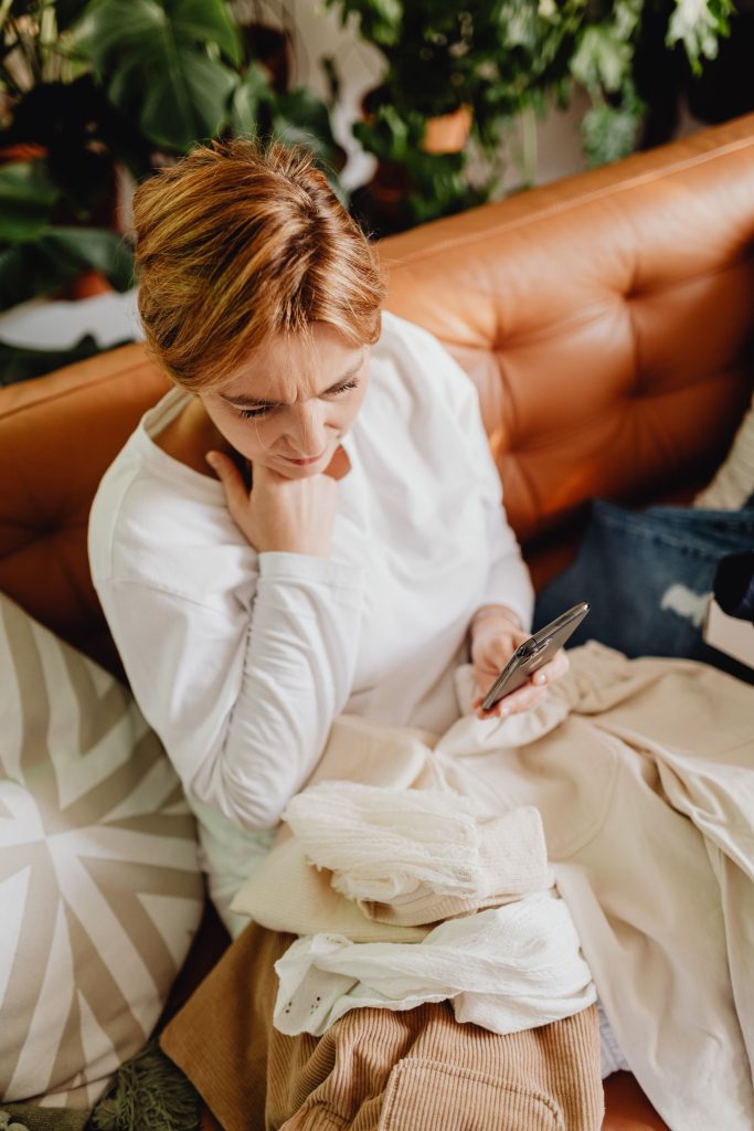 Femme regardant son téléphone pendant un exercice contre la dépendance affective