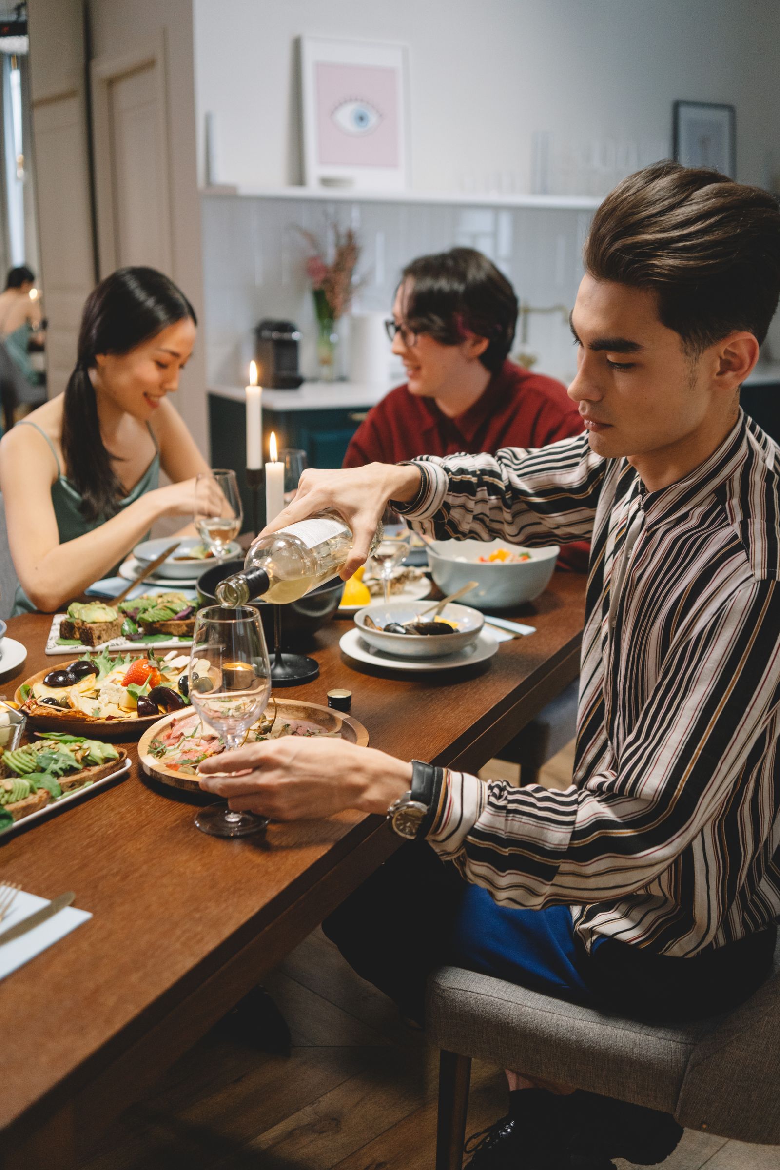 Groupe d'amis partageant un dîner dans une ambiance chaleureuse