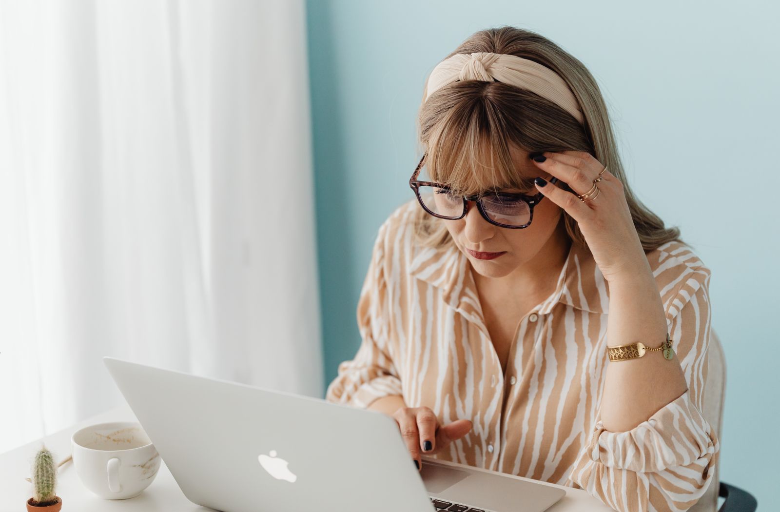 Femme submergée qui cherche comment gérer ses émotions