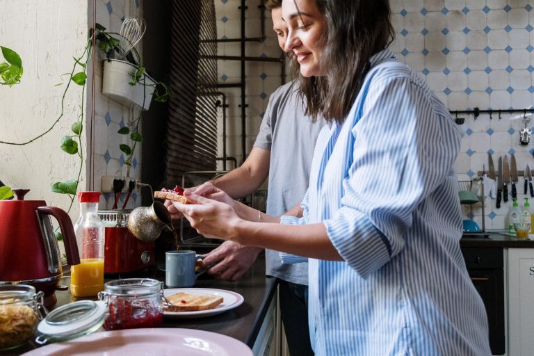 Couple préparant le petit déjeuner dans une cuisine