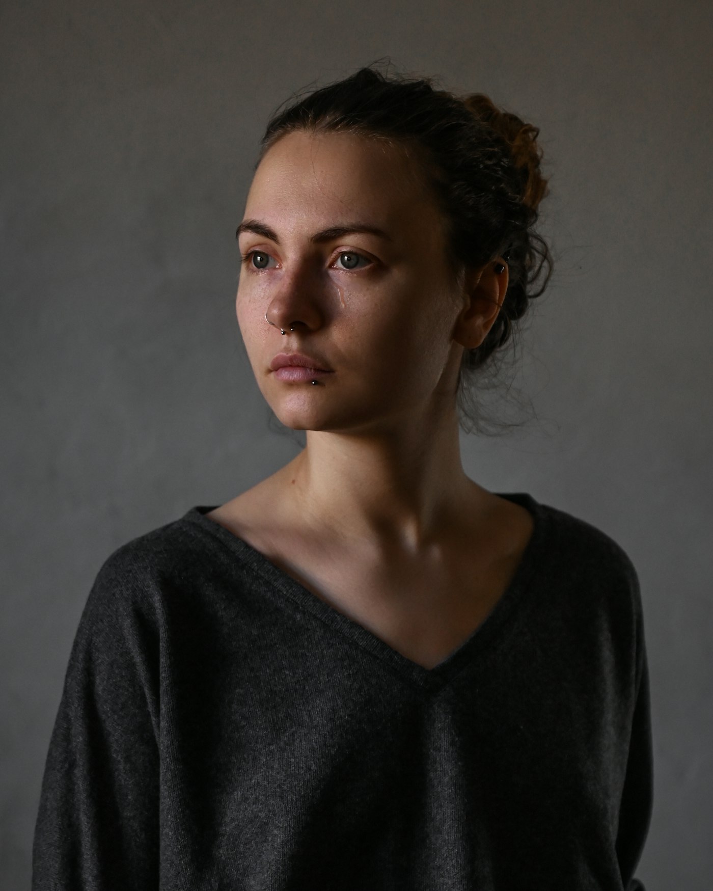 Femme au visage calme et déterminé dans une lumière feutrée
