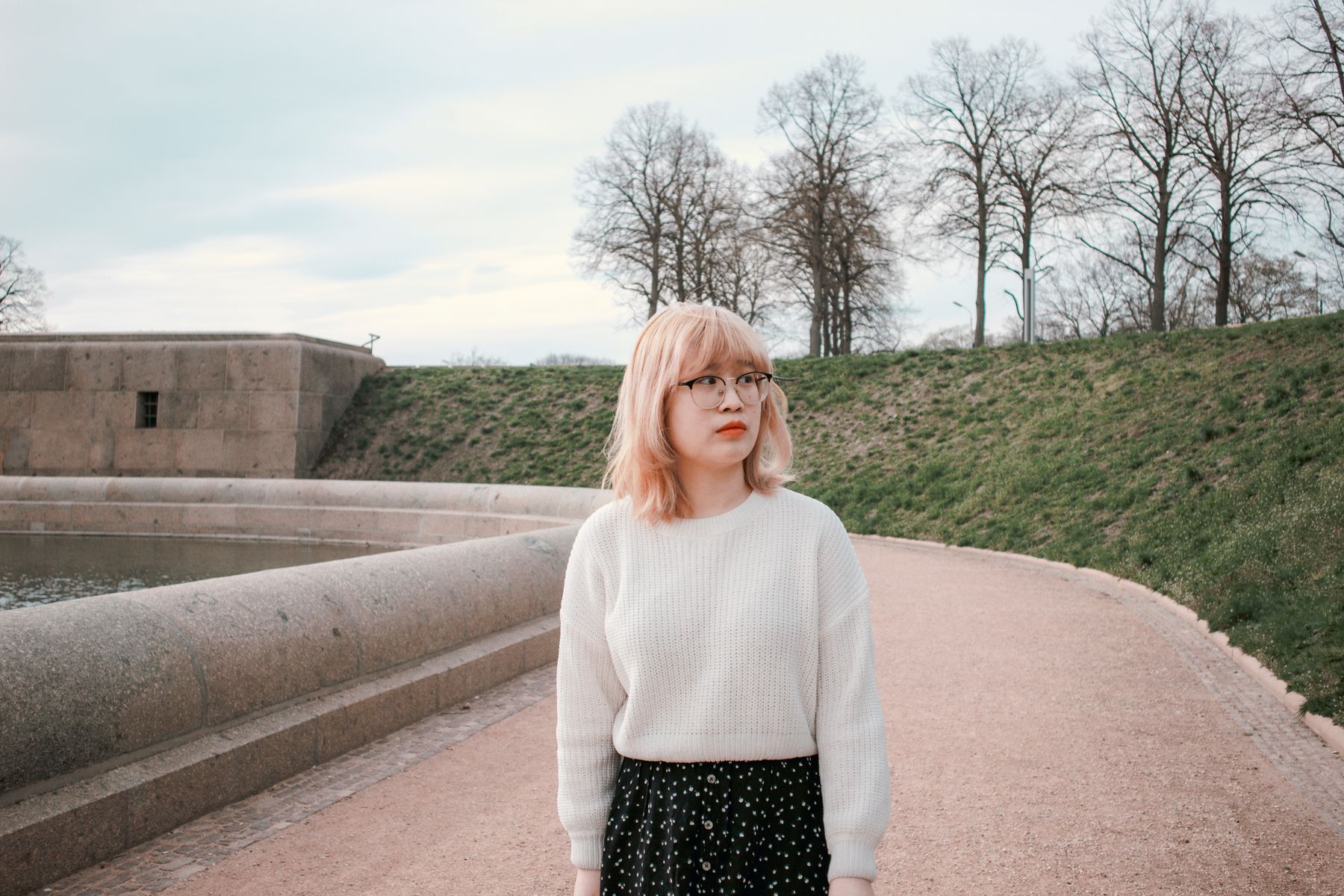 Femme marchant dans un parc pour revenir au présent après des pensées catastrophes