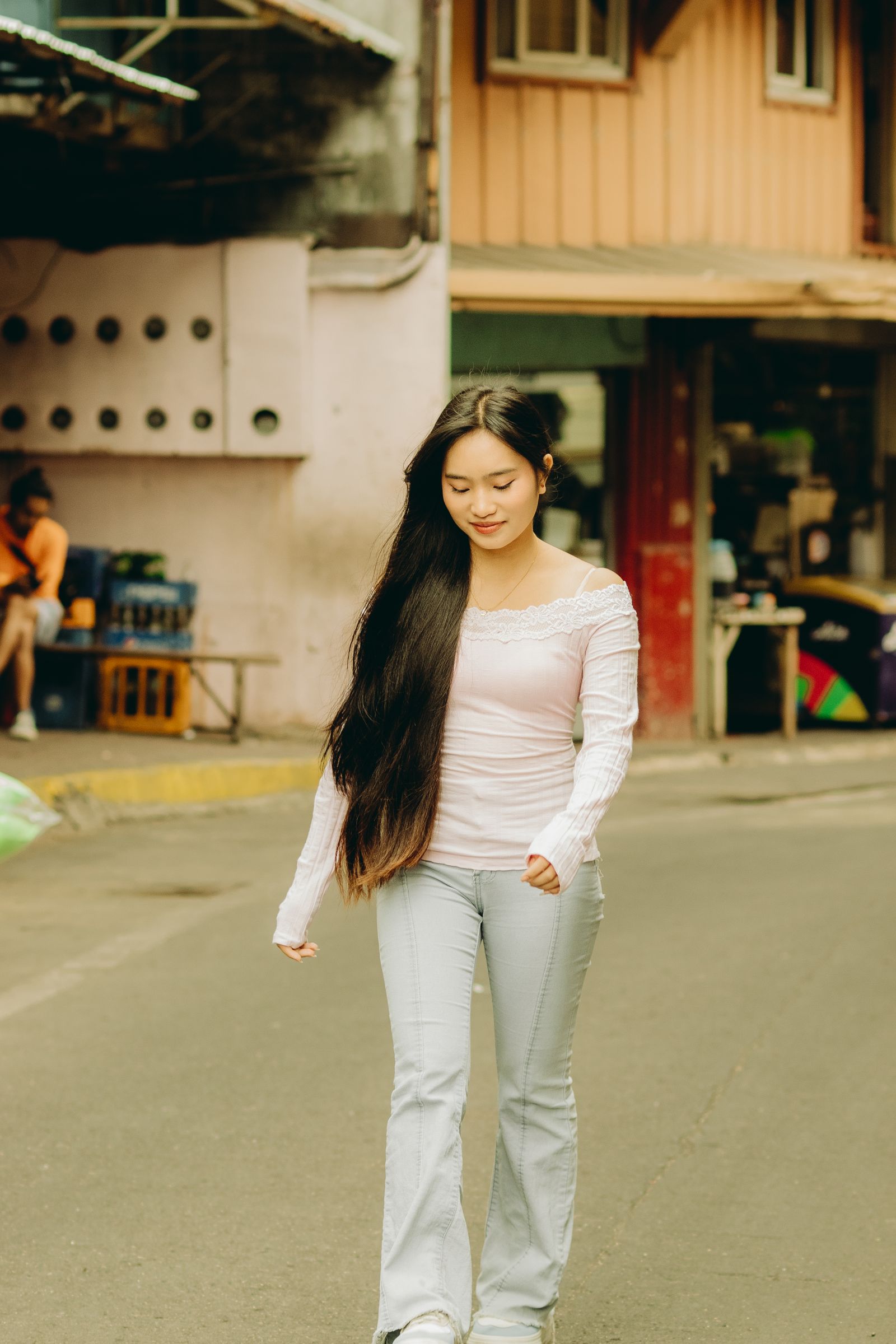 Femme marchant sereinement dans une rue en assumant son style