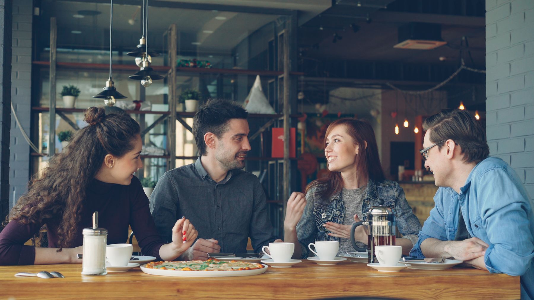 Amis échangeant dans un café au sujet des limites et des relations
