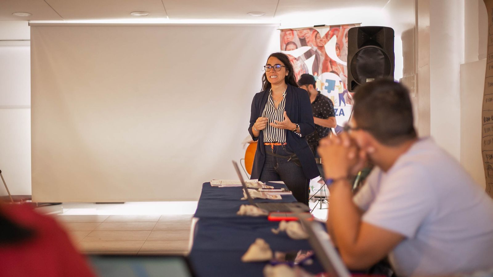 Femme prenant la parole avec assurance pendant une réunion professionnelle