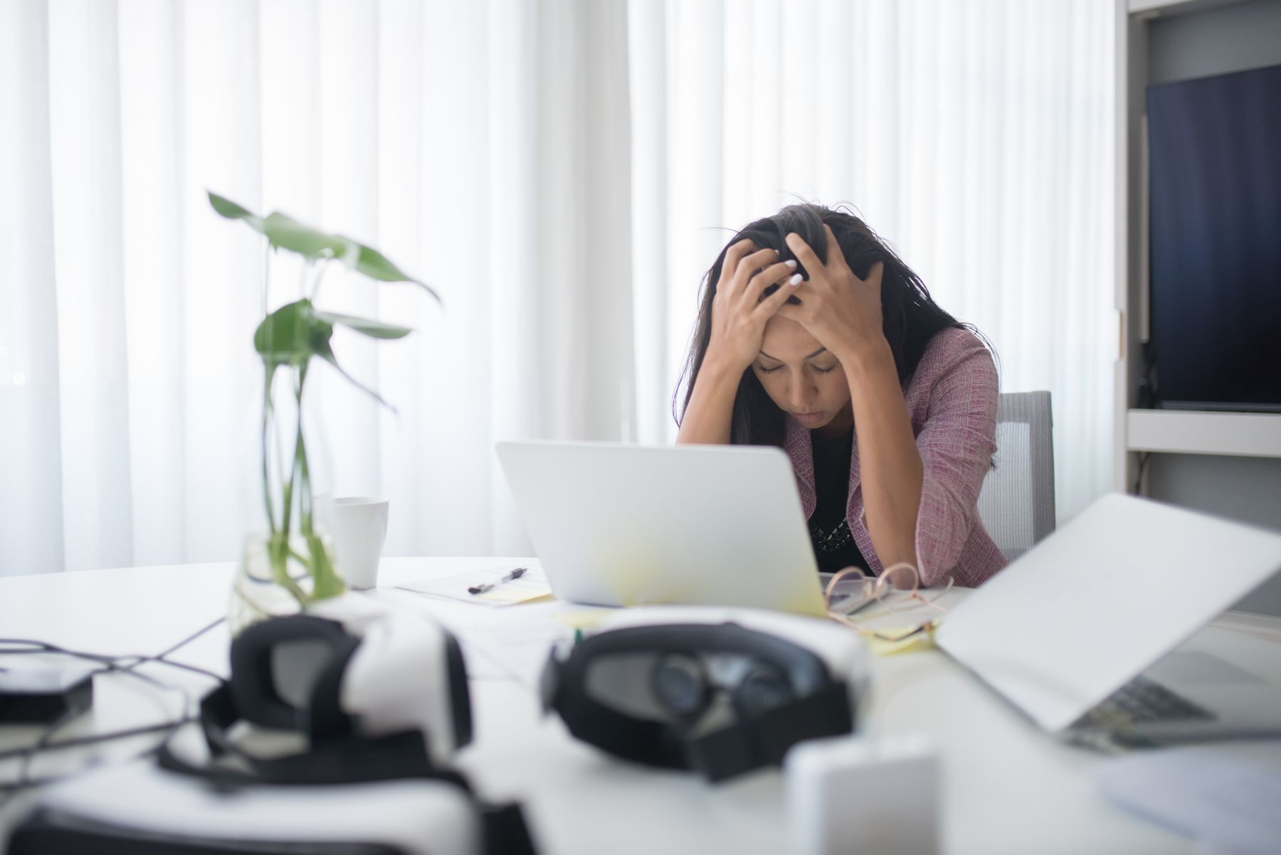 Femme au travail se demandant pourquoi elle pense toujours au pire