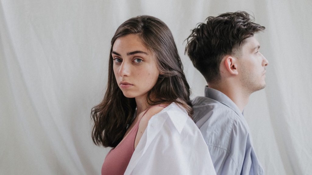 Personne émotionnellement indisponible : deux partenaires dos à dos dans le couple