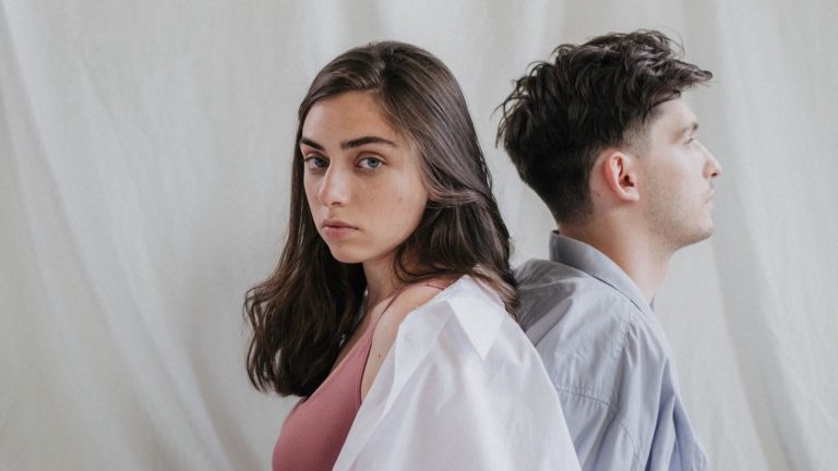 Personne émotionnellement indisponible : deux partenaires dos à dos dans le couple