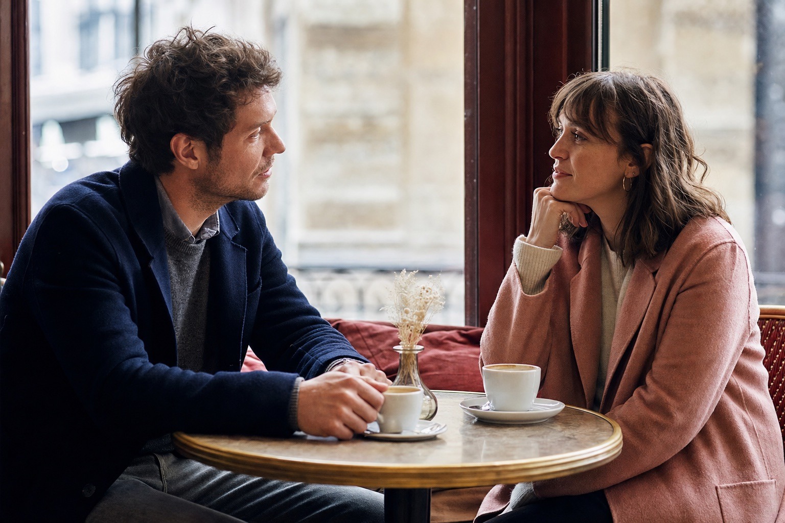Deux adultes pendant un premier rendez-vous, attentifs sans précipiter l’intimité