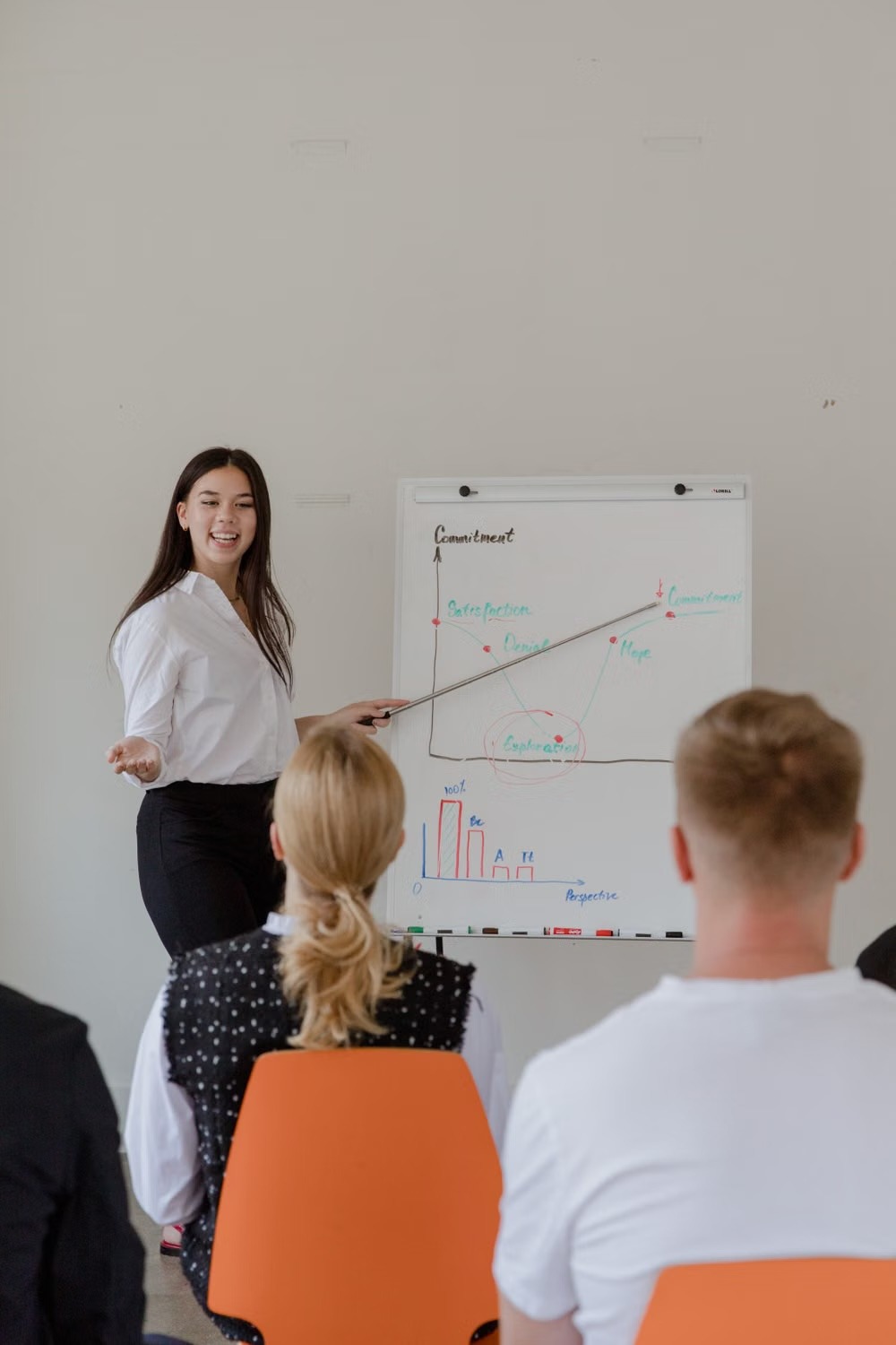 Femme prenant la parole au travail comme expérience concrète de confiance en soi