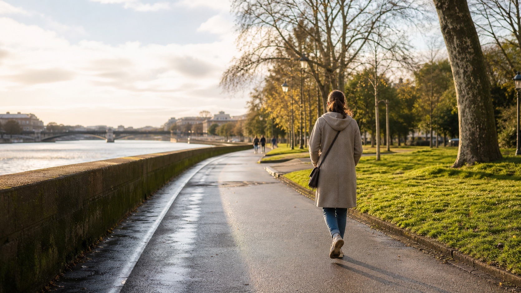 Femme marchant seule le long d’un fleuve au soleil du matin
