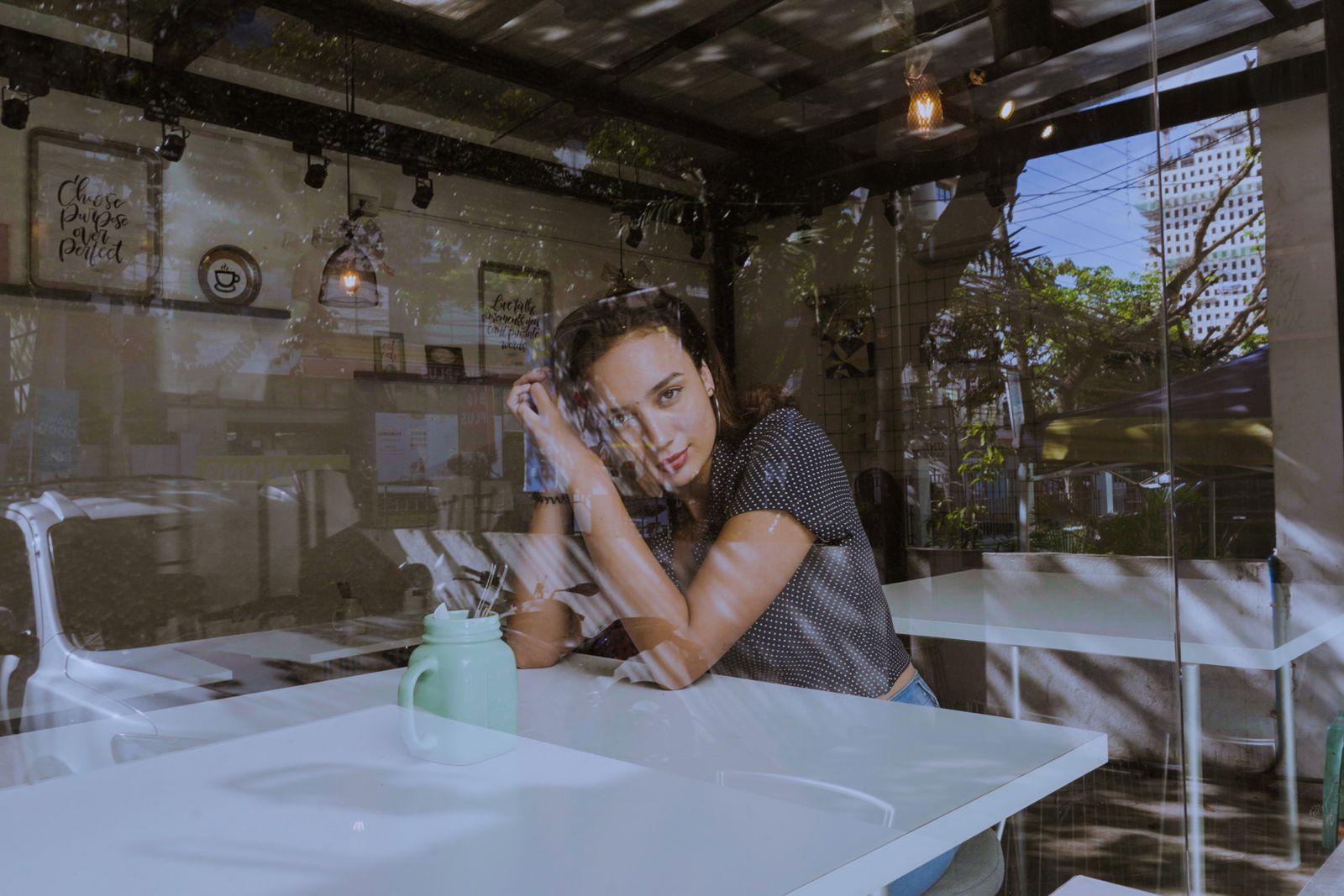 Femme seule dans un café regardant par la fenêtre
