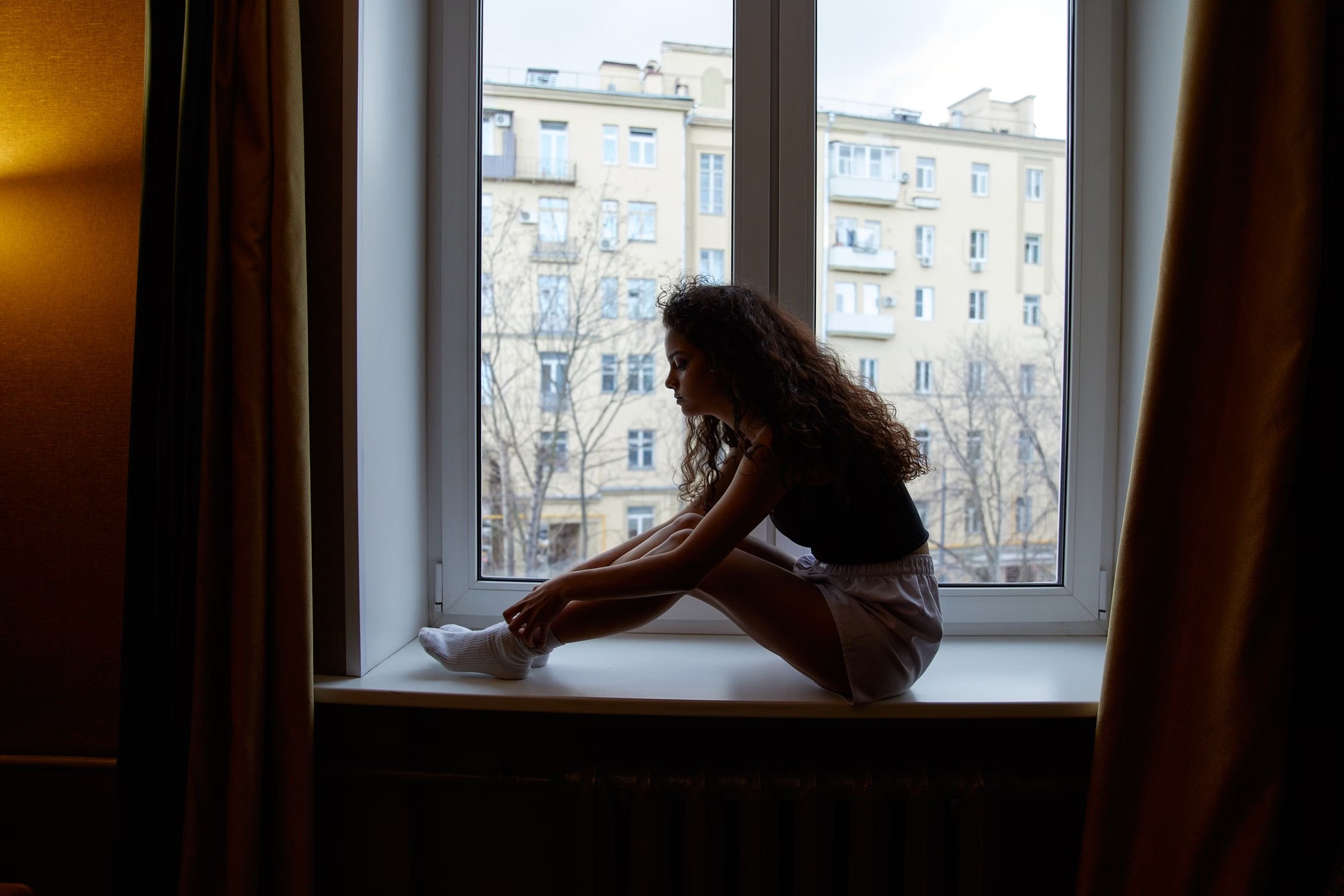Manque d’estime de soi, femme seule confrontée à sa voix intérieure critique
